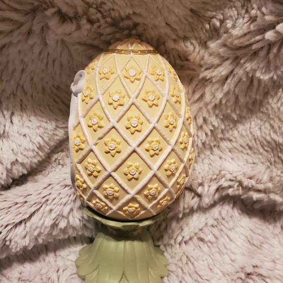 Vintage Avon "Seasons Treasures Egg Collection" Floral Bouquet porcelain Easter - Picture 3 of 7